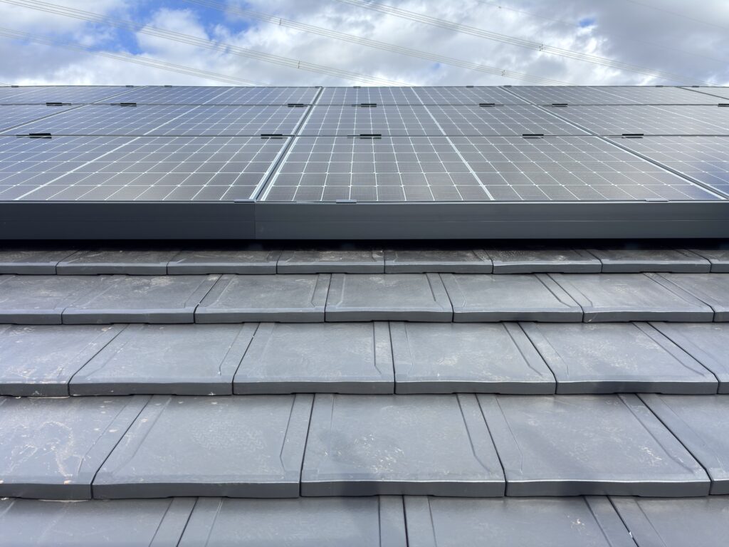 瓦屋根(栄四郎瓦 ローマンLL40 Hyper-Z マットブラック)