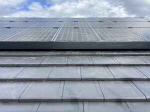 瓦屋根（栄四郎瓦 ローマンLL40 Hyper-Z マットブラック）